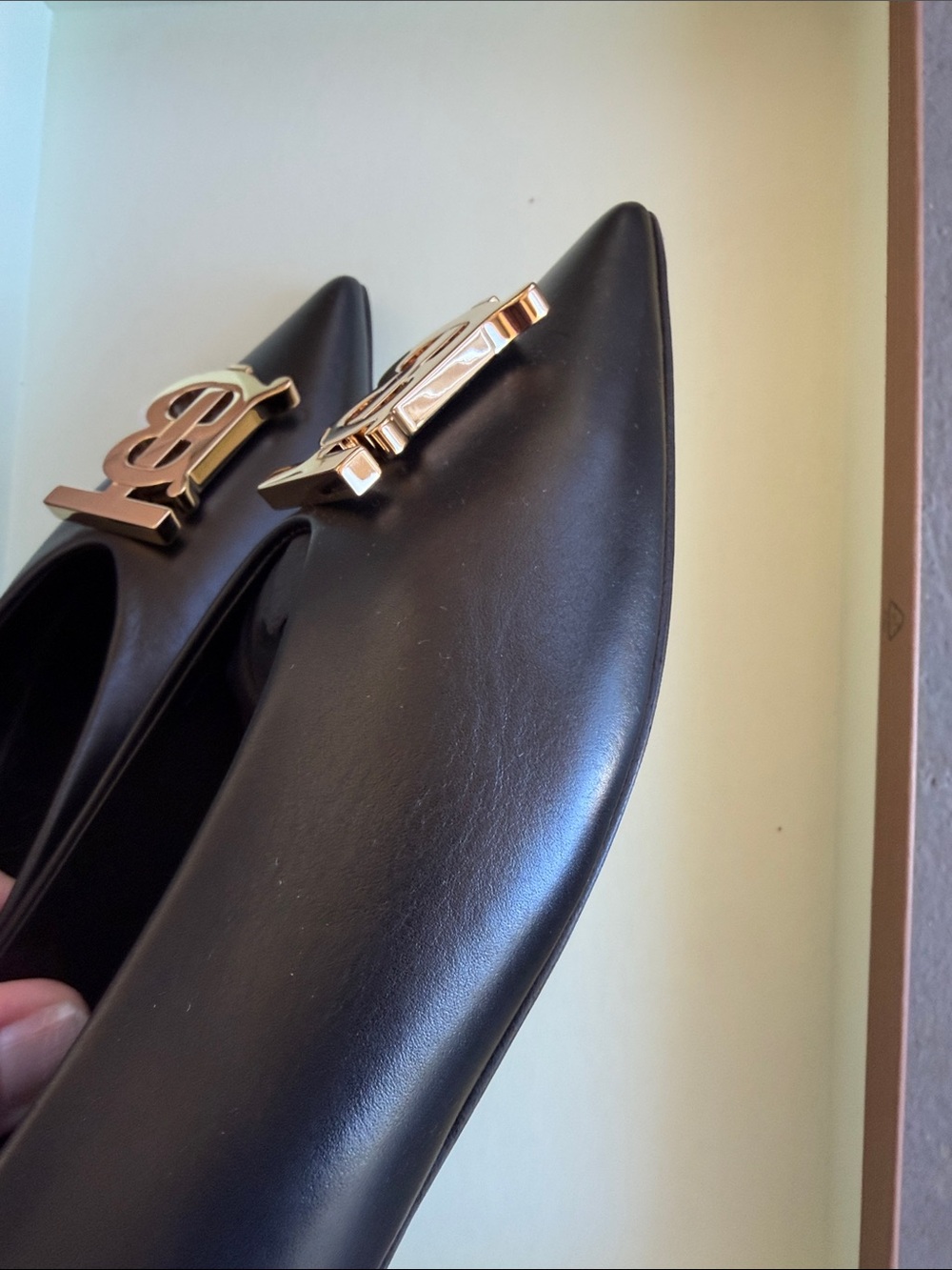 NWT Burberry Black Pointed Leather Flats with Gold TB Monogram size 37.5 - Picture 4 of 11